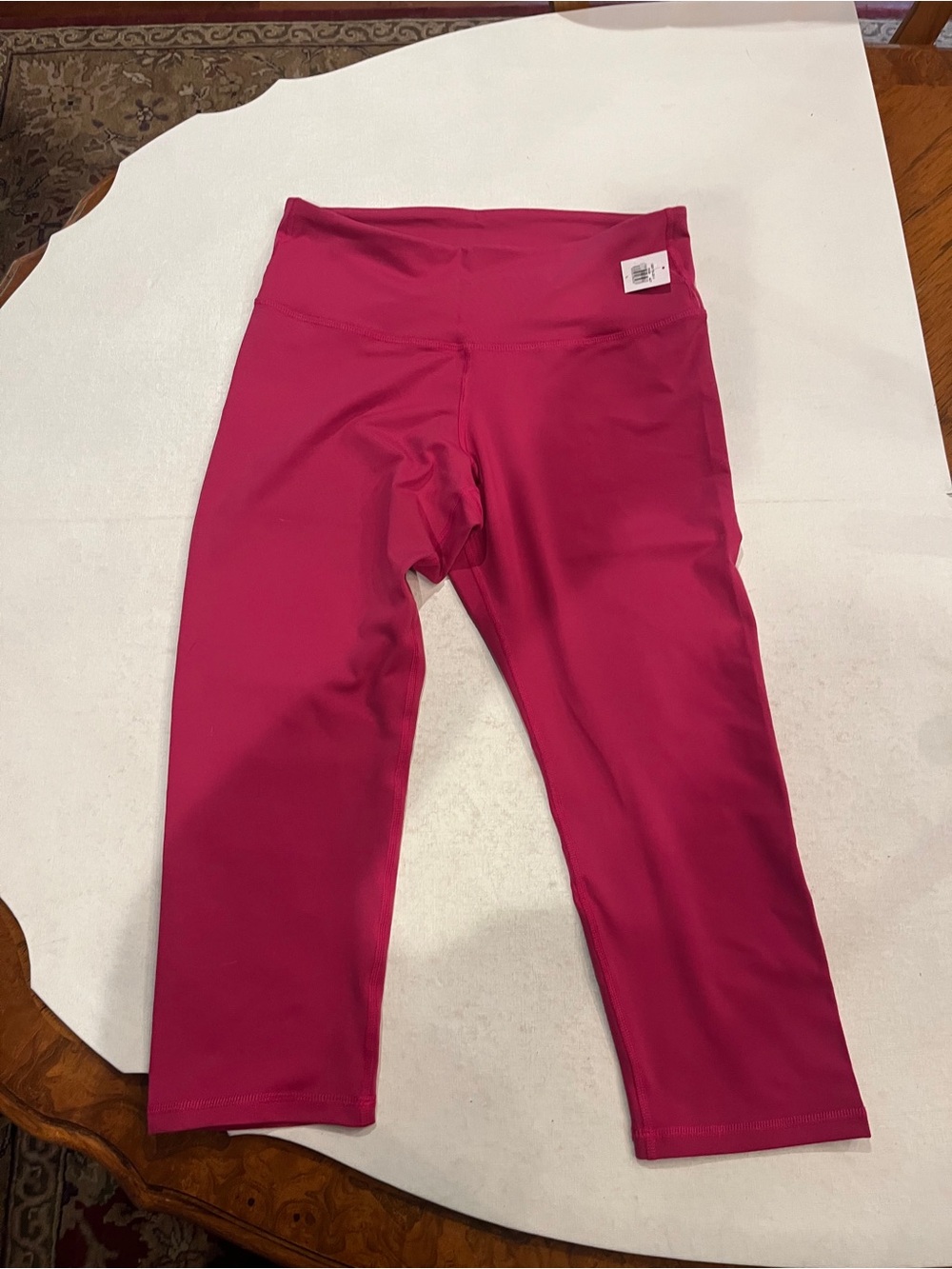 Old Navy active bright Fuchsia pink Capri Leggings. NWT!